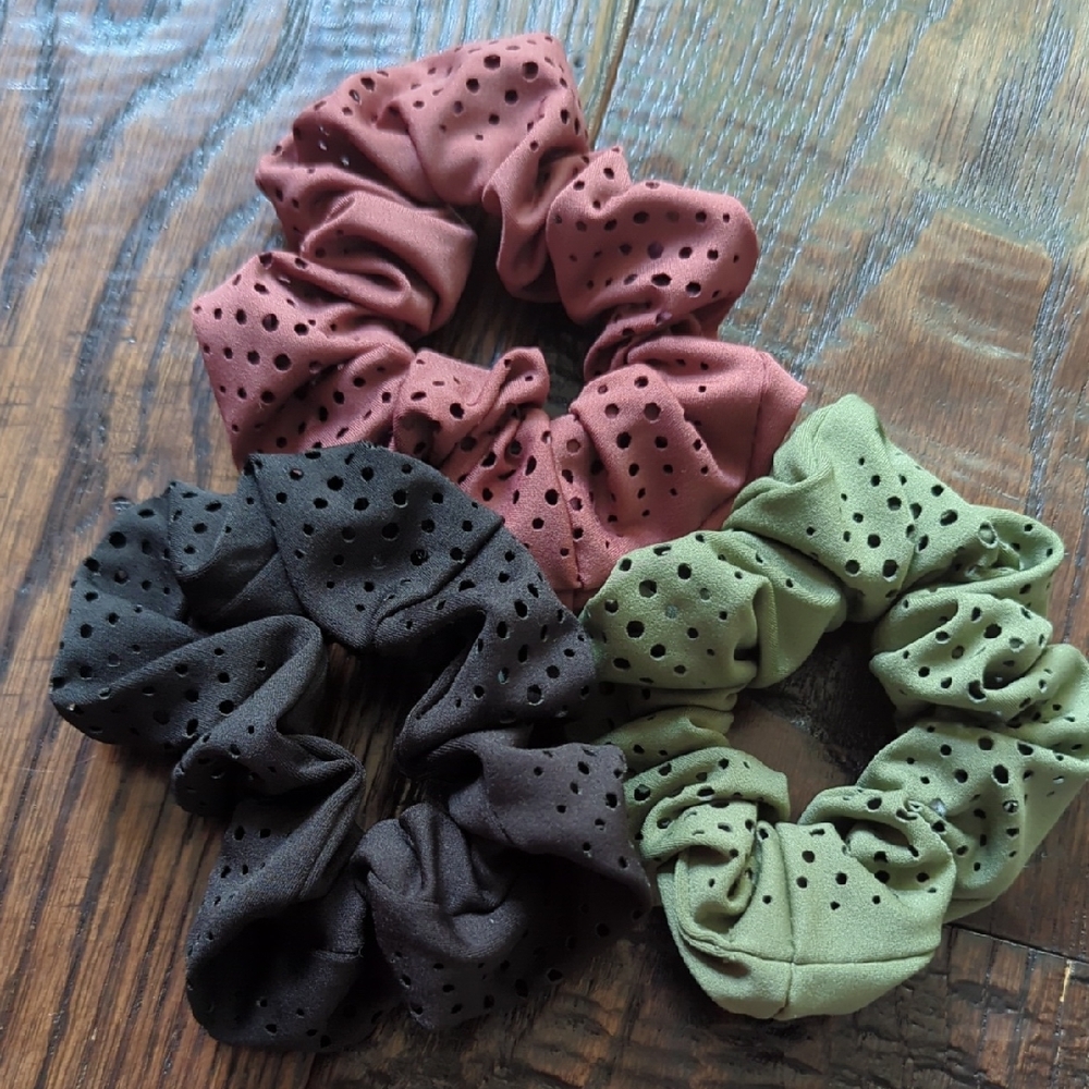 ANTHRO I Set of Three Spencer Perforated Scrunchies in Black, Green & Pink